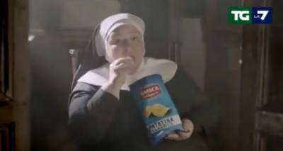 Ιταλία: Σάλος από τη διαφήμιση με μοναχές να τρώνε πατατάκια αντί για όστια - «Είναι βλάσφημη»