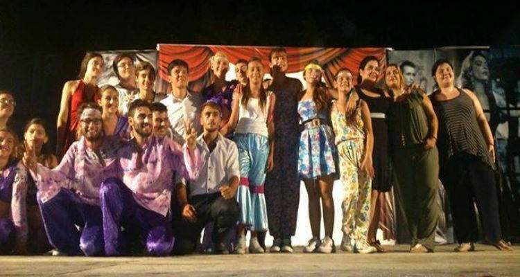 &Epsilon;&nu;&tau;&upsilon;&pi;&omega;&sigma;ί&alpha;&sigma;&epsilon; &tau;&omicron; &kappa;&omicron;&iota;&nu;ό &eta; &pi;&alpha;&rho;ά&sigma;&tau;&alpha;&sigma;&eta; &laquo;&Theta;έ&lambda;&omega; &nu;&alpha; &chi;&omicron;&rho;&epsilon;ύ&omega;&raquo; &tau;&eta;&sigmaf; &Nu;&epsilon;&alpha;&nu;&iota;&kappa;ή&sigmaf; &Theta;&epsilon;&alpha;&tau;&rho;&iota;&kappa;ή&sigmaf; &Sigma;&kappa;&eta;&nu;ή&sigmaf; &Alpha;&tau;&sigma;&iota;&kappa;ή&sigmaf; (photos)