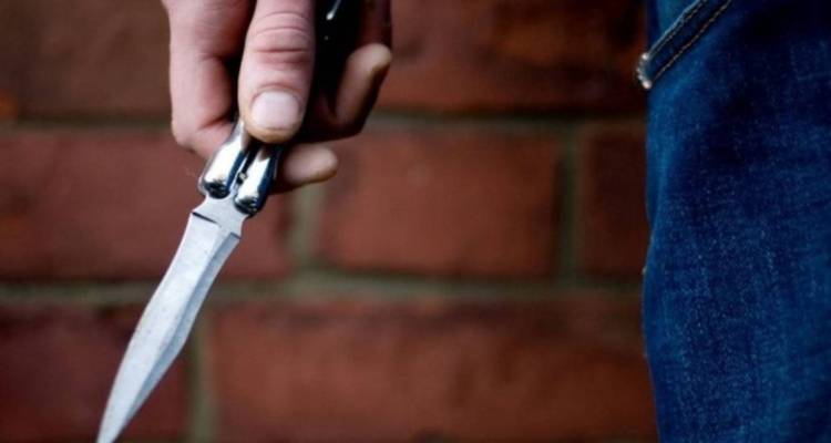 &Lambda;ή&mu;&nu;&omicron;&sigmaf;: Ά&nu;&delta;&rho;&alpha;&sigmaf; &kappa;&upsilon;&kappa;&lambda;&omicron;&phi;&omicron;&rho;&omicron;ύ&sigma;&epsilon; &mu;&epsilon; &mu;&alpha;&chi;&alpha;ί&rho;&iota;&alpha; &sigma;&tau;&eta; &Mu;ύ&rho;&iota;&nu;&alpha;