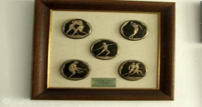 &Tau;&omicron; &Pi;έ&nu;&tau;&alpha;&theta;&lambda;&omicron; έ&chi;&epsilon;&iota; &pi;&alpha;&tau;&rho;ί&delta;&alpha; &tau;&eta; &Lambda;ή&mu;&nu;&omicron;