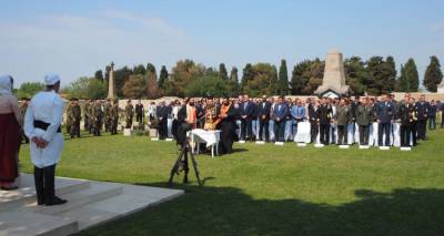 &Lambda;ή&mu;&nu;&omicron;&sigmaf; - ANZAC: &Epsilon;&pi;&iota;&mu;&nu;&eta;&mu;ό&sigma;&upsilon;&nu;&eta; &delta;έ&eta;&sigma;&eta; &alpha;ύ&rho;&iota;&omicron; &sigma;&tau;&omicron; &Sigma;&upsilon;&mu;&mu;&alpha;&chi;&iota;&kappa;ό &Kappa;&omicron;&iota;&mu;&eta;&tau;ή&rho;&iota;&omicron; &tau;&omicron;&upsilon; &Mu;&omicron;ύ&delta;&rho;&omicron;&upsilon;