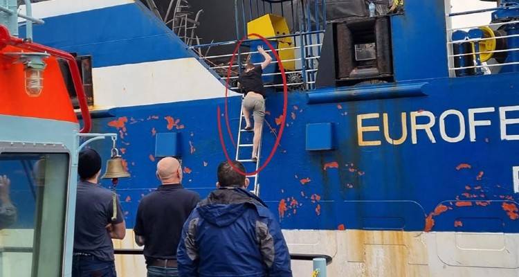 &Beta;&rho;έ&theta;&eta;&kappa;&epsilon; &zeta;&omega;&nu;&tau;&alpha;&nu;ό&sigmaf; &epsilon;&pi;&iota;&beta;ά&tau;&eta;&sigmaf; &sigma;&tau;&eta;&nu; &pi;&rho;ύ&mu;&nu;&eta; &tau;&omicron;&upsilon; Euroferry Olympia | &Upsilon;&pi;ά&rho;&chi;&omicron;&upsilon;&nu; &kappa;&alpha;&iota; ά&lambda;&lambda;&omicron;&iota; &epsilon;ί&pi;&epsilon; &omicron; &delta;&iota;&alpha;&sigma;&omega;&theta;&epsilon;ί&sigmaf;