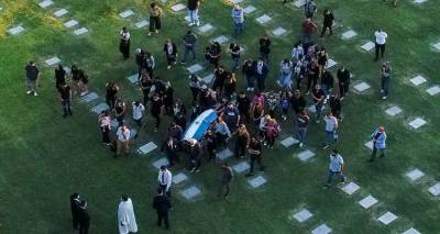 &Nu;&tau;&iota;έ&gamma;&kappa;&omicron; &Mu;&alpha;&rho;&alpha;&nu;&tau;ό&nu;&alpha;: &Delta;ί&pi;&lambda;&alpha; &sigma;&tau;&omicron;&upsilon;&sigmaf; &gamma;&omicron;&nu;&epsilon;ί&sigmaf; &tau;&omicron;&upsilon; &alpha;&nu;&alpha;&pi;&alpha;ύ&epsilon;&tau;&alpha;&iota; &omicron; &theta;&rho;ύ&lambda;&omicron;&sigmaf; &tau;&omicron;&upsilon; &pi;&omicron;&delta;&omicron;&sigma;&phi;&alpha;ί&rho;&omicron;&upsilon; | &Theta;&rho;ή&nu;&omicron;&sigmaf; &sigma;&epsilon; &Alpha;&rho;&gamma;&epsilon;&nu;&tau;&iota;&nu;ή &kappa;&alpha;&iota; &Nu;ά&pi;&omicron;&lambda;&eta;