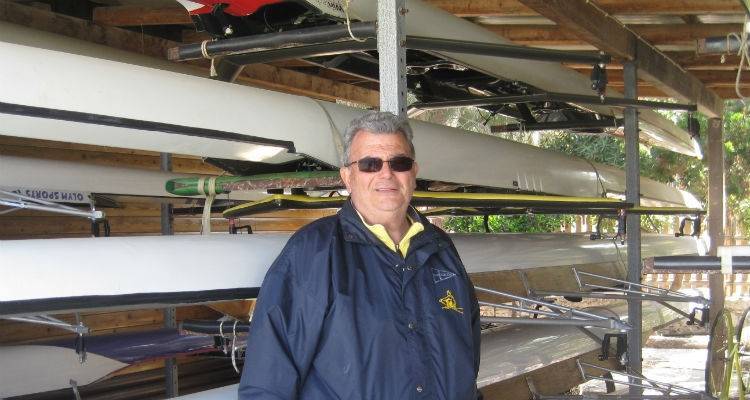 &Gamma;&iota;ά&nu;&nu;&eta;&sigmaf; &Lambda;&upsilon;&tau;&sigma;ά&kappa;&eta;&sigmaf;: &laquo;&Sigma;&tau;&omicron; 1&omicron; &sigma;&kappa;&alpha;&lambda;ί &tau;&omicron;&upsilon; &beta;ά&theta;&rho;&omicron;&upsilon; &eta; &Lambda;ή&mu;&nu;&omicron;&sigmaf; &alpha;&lambda;&lambda;ά&hellip;&raquo;