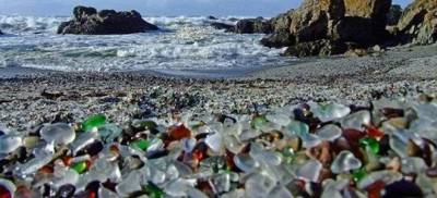 Οι 10 πιο παράξενες παραλίες του κόσμου: Κρυμμένες στη μέση ενός βουνού, σε ένα... λιβάδι, με πράσινη άμμο ή χρωμματιστά γυαλάκια [εικόνες]