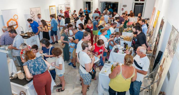 Lemnos Philema: &Eta; &mu;&omicron;&nu;&alpha;&delta;&iota;&kappa;ή &gamma;&alpha;&sigma;&tau;&rho;&omicron;&nu;&omicron;&mu;ί&alpha; &tau;&eta;&sigmaf; &Lambda;ή&mu;&nu;&omicron;&upsilon; &sigma;&epsilon; &pi;&rho;ώ&tau;&omicron; &pi;&lambda;ά&nu;&omicron; (photos)
