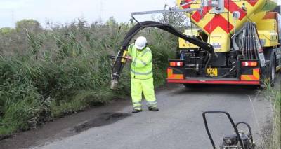 Αυτός είναι ο νέος τρόπος για να κλείνουν τις λακκούβες στο δρόμο μέσα σε 3 μόνο λεπτά (video)