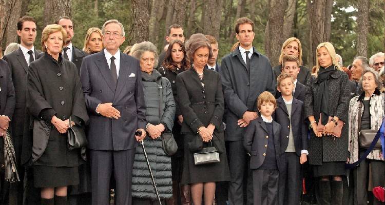 &Tau;&eta; &Delta;&epsilon;&upsilon;&tau;έ&rho;&alpha; &eta; &kappa;&eta;&delta;&epsilon;ί&alpha; &tau;&omicron;&upsilon; &Kappa;&omega;&nu;&sigma;&tau;&alpha;&nu;&tau;ί&nu;&omicron;&upsilon;, &sigma;&tau;&eta; &Mu;&eta;&tau;&rho;ό&pi;&omicron;&lambda;&eta; &kappa;&alpha;&iota; &mu;&epsilon;&tau;ά &sigma;&tau;&omicron; &Tau;&alpha;&tau;ό&iota; | &Pi;&omicron;&iota;&omicron;&iota; &theta;&alpha; &pi;&alpha;&rho;&epsilon;&upsilon;&rho;&epsilon;&theta;&omicron;ύ&nu;