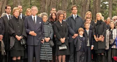 &Tau;&eta; &Delta;&epsilon;&upsilon;&tau;έ&rho;&alpha; &eta; &kappa;&eta;&delta;&epsilon;ί&alpha; &tau;&omicron;&upsilon; &Kappa;&omega;&nu;&sigma;&tau;&alpha;&nu;&tau;ί&nu;&omicron;&upsilon;, &sigma;&tau;&eta; &Mu;&eta;&tau;&rho;ό&pi;&omicron;&lambda;&eta; &kappa;&alpha;&iota; &mu;&epsilon;&tau;ά &sigma;&tau;&omicron; &Tau;&alpha;&tau;ό&iota; | &Pi;&omicron;&iota;&omicron;&iota; &theta;&alpha; &pi;&alpha;&rho;&epsilon;&upsilon;&rho;&epsilon;&theta;&omicron;ύ&nu;