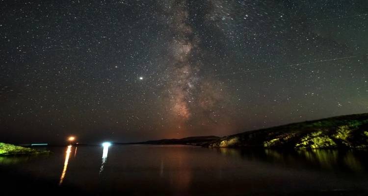 FILE PHOTO: Βροχή αστεριών (διάττοντες Περσείδες) εμφανίζεται στον νυχτερινό ουρανό πάνω από την παραλία Μικρό Φαναράκι της Λήμνου. ΑΠΕ-ΜΠΕ, ΝΙΚΟΣ ΑΡΒΑΝΙΤΙΔΗΣ