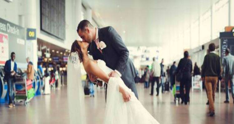 Ένα φιλί νεόνυμφων στο αεροδρόμιο των Βρυξελλών γίνεται σύμβολο της αγάπης μετά τις τρομοκρατικές επιθέσεις