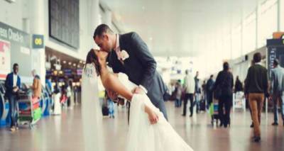 Ένα φιλί νεόνυμφων στο αεροδρόμιο των Βρυξελλών γίνεται σύμβολο της αγάπης μετά τις τρομοκρατικές επιθέσεις