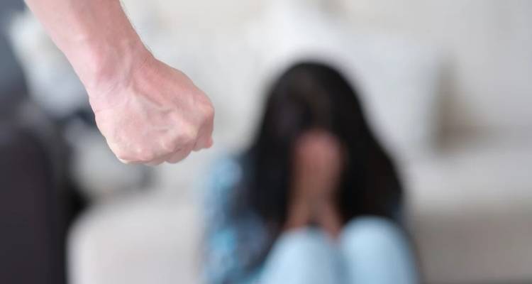&Pi;ό&rho;&tau;&omicron; &Rho;ά&phi;&tau;&eta;: 36&chi;&rho;&omicron;&nu;&eta; &kappa;&alpha;&tau;ή&gamma;&gamma;&epsilon;&iota;&lambda;&epsilon; &tau;&omicron;&nu; &sigma;ύ&zeta;&upsilon;&gamma;ό &tau;&eta;&sigmaf; &gamma;&iota;&alpha; &epsilon;&nu;&delta;&omicron;&omicron;&iota;&kappa;&omicron;&gamma;&epsilon;&nu;&epsilon;&iota;&alpha;&kappa;ή &beta;ί&alpha; -&laquo;&Mu;&epsilon; &chi;&tau;ύ&pi;&eta;&sigma;&epsilon; &sigma;&tau;&omicron; &kappa;&epsilon;&phi;ά&lambda;&iota; &kappa;&alpha;&iota; &sigma;&tau;&omicron;&nu; &sigma;&beta;έ&rho;&kappa;&omicron;&raquo;
