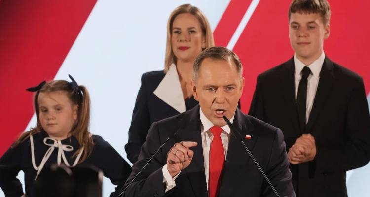 Εκλογές στην Πολωνία: Οριακή νίκη με ανατροπή για τον εθνικιστή Κάρολ Ναβρότσκι