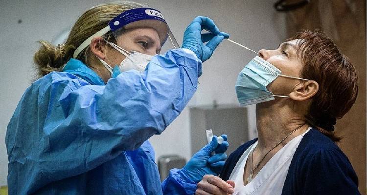 &Kappa;&omicron;&rho;&omega;&nu;&omicron;ϊό&sigmaf;: 3.727 &kappa;&rho;&omicron;ύ&sigma;&mu;&alpha;&tau;&alpha;, 14 &theta;ά&nu;&alpha;&tau;&omicron;&iota; &kappa;&alpha;&iota; 133 &omicron;&iota; &delta;&iota;&alpha;&sigma;&omega;&lambda;&eta;&nu;&omega;&mu;έ&nu;&omicron;&iota;