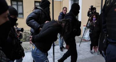 &Kappa;&upsilon;&psi;έ&lambda;&eta;: &Sigma;&tau;&omicron;&nu; &epsilon;&iota;&sigma;&alpha;&gamma;&gamma;&epsilon;&lambda;έ&alpha; &eta; &mu;ά&nu;&alpha; &tau;&omicron;&upsilon; 7&chi;&rho;&omicron;&nu;&omicron;&upsilon; &pi;&omicron;&upsilon; &delta;&omicron;&lambda;&omicron;&phi;ό&nu;&eta;&sigma;&epsilon; &omicron; &sigma;ύ&nu;&tau;&rho;&omicron;&phi;ό&sigmaf; &tau;&eta;&sigmaf; &epsilon;&nu;ώ &epsilon;&kappa;&epsilon;ί&nu;&eta; έ&pi;&alpha;&iota;&zeta;&epsilon;... &eta;&lambda;&epsilon;&kappa;&tau;&rho;&omicron;&nu;&iota;&kappa;ά