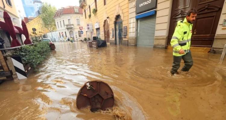 «Μη βγείτε έξω απόψε το βράδυ»: Η κακοκαιρία Ciaran πάει προς Γαλλία-Βρετανία | «Βούλιαξε» η Ιταλία [βίντεο]