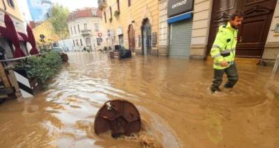 «Μη βγείτε έξω απόψε το βράδυ»: Η κακοκαιρία Ciaran πάει προς Γαλλία-Βρετανία | «Βούλιαξε» η Ιταλία [βίντεο]