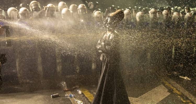 Κομισιόν: Η σύλληψη Ιμάμογλου εγείρει ερωτήματα σχετικά με την πρόσδεση της Τουρκίας στη μακρόχρονη δημοκρατική της παράδοση