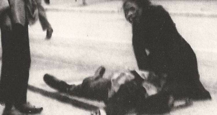 &Omicron; &theta;&rho;ή&nu;&omicron;&sigmaf; &tau;&eta;&sigmaf; &mu;ά&nu;&alpha;&sigmaf; &pi;ά&nu;&omega; &alpha;&pi;ό &tau;&omicron; &nu;&epsilon;&kappa;&rho;ό &gamma;&iota;o &tau;&eta;&sigmaf; &pi;&omicron;&upsilon; &epsilon;&nu;έ&pi;&nu;&epsilon;&upsilon;&sigma;&epsilon; &tau;&omicron;&nu; &Rho;ί&tau;&sigma;&omicron; &gamma;&iota;&alpha; &tau;&omicron;&nu; &Epsilon;&pi;&iota;&tau;ά&phi;&iota;&omicron;