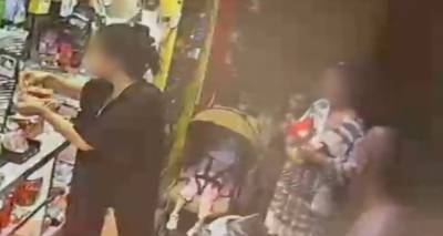 Παλαιό Φάληρο: Ποινική δίωξη για ανθρωποκτονία από πρόθεση στη μητέρα τoυ κοριτσιού που βρέθηκε νεκρό στην παραλία