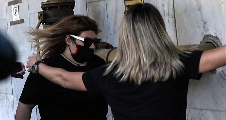 &Theta;ά&nu;&alpha;&tau;&omicron;&sigmaf; &tau;&rho;&iota;ώ&nu; &pi;&alpha;&iota;&delta;&iota;ώ&nu; &sigma;&tau;&eta;&nu; &Pi;ά&tau;&rho;&alpha;: &Sigma;&tau;&eta; &Gamma;&Alpha;&Delta;&Alpha; &eta; &Delta;ή&mu;&eta;&tau;&rho;&alpha; &Pi;&iota;&sigma;&pi;&iota;&rho;ί&gamma;&kappa;&omicron;&upsilon; - &Tau;&eta;&nu; &alpha;&pi;&omicron;&delta;&omicron;&kappa;ί&mu;&alpha;&sigma;&alpha;&nu;