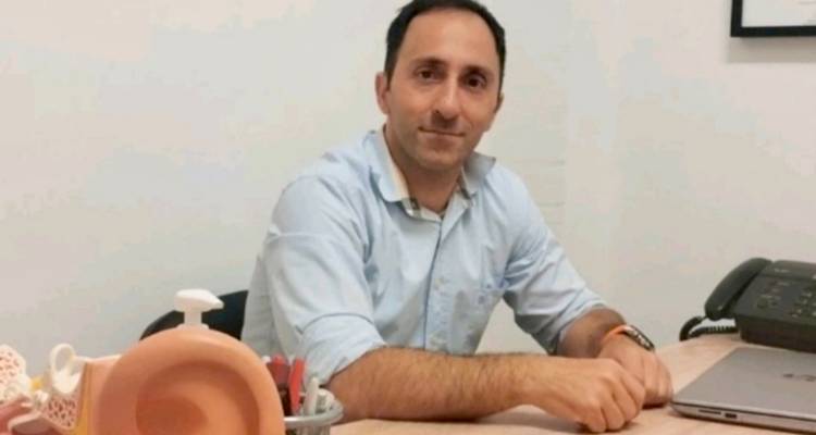 &Omicron; &iota;&alpha;&tau;&rho;ό&sigmaf; &omega;&tau;&omicron;&rho;&iota;&nu;&omicron;&lambda;&alpha;&rho;&upsilon;&gamma;&gamma;&omicron;&lambda;ό&gamma;&omicron;&sigmaf; &Pi;έ&tau;&rho;&omicron;&sigmaf; &Kappa;&alpha;&rho;&alpha;&lambda;ή&sigmaf;, &lambda;&epsilon;&iota;&tau;&omicron;&upsilon;&rho;&gamma;&epsilon;ί &xi;&alpha;&nu;ά &tau;&omicron; &iota;&alpha;&tau;&rho;&epsilon;ί&omicron; &tau;&omicron;&upsilon; &sigma;&tau;&eta; &Mu;ύ&rho;&iota;&nu;&alpha;