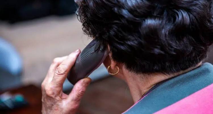 &Lambda;ή&mu;&nu;&omicron;&sigmaf;: &Alpha;&pi;&alpha;&tau;&epsilon;ώ&nu;&epsilon;&sigmaf; &tau;&eta;&lambda;&epsilon;&phi;&omega;&nu;&omicron;ύ&nu; &sigma;&epsilon; &kappa;&alpha;&tau;&omicron;ί&kappa;&omicron;&upsilon;&sigmaf; &pi;&rho;&omicron;&sigma;&pi;&omicron;&iota;&omicron;ύ&mu;&epsilon;&nu;&omicron;&iota; &tau;&alpha; &pi;&alpha;&iota;&delta;&iota;ά &tau;&omicron;&upsilon;&sigmaf; &pi;&omicron;&upsilon; &laquo;έ&sigma;&pi;&alpha;&sigma;&alpha;&nu; &tau;&omicron; &pi;ό&delta;&iota; &tau;&omicron;&upsilon;&sigmaf;&raquo;