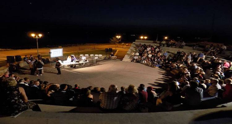 &laquo;&Lambda;ή&mu;&nu;&omicron;&sigmaf; &kappa;&iota; &Mu;&epsilon;&tau;&alpha;&nu;ά&sigma;&tau;&epsilon;&upsilon;&sigma;&eta;&raquo;: &Mu;&iota;&alpha; ό&mu;&omicron;&rho;&phi;&eta; &epsilon;&kappa;&delta;ή&lambda;&omega;&sigma;&eta; &sigma;&tau;&omicron; &theta;έ&alpha;&tau;&rho;&omicron; &tau;&omicron;&upsilon; &Mu;&omicron;ύ&delta;&rho;&omicron;&upsilon;