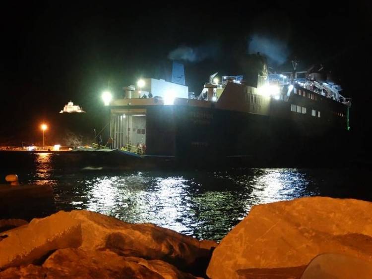 «Έδεσε» τελικά στο παλιό λιμάνι της Μύρινας μετά από προσπάθειες το πλοίο Ταξιάρχης