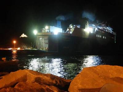 «Έδεσε» τελικά στο παλιό λιμάνι της Μύρινας μετά από προσπάθειες το πλοίο Ταξιάρχης