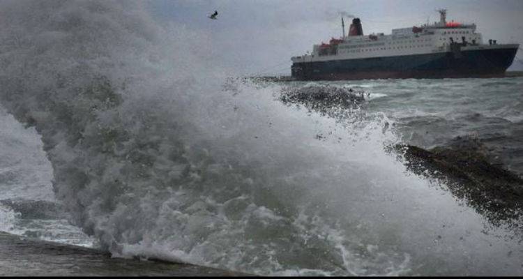 Ταλαιπωρία για τους επιβάτες του «Εξπρές Πήγασος» λόγω των ισχυρών ανέμων