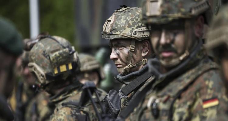 Bloomberg: Η Ευρώπη σε ρότα στρατιωτικής αναγέννησης λόγω Πούτιν και Τραμπ -Στο τραπέζι μεγάλο αμυντικό πακέτο