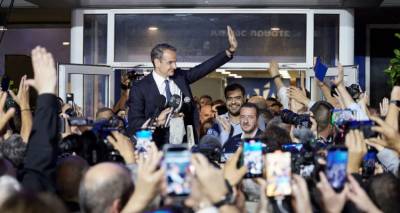 &Tau;&omicron; &mu;&epsilon;&sigma;&eta;&mu;έ&rho;&iota; &omicron; &Mu;&eta;&tau;&sigma;&omicron;&tau;ά&kappa;&eta;&sigmaf; &pi;&alpha;&rho;&alpha;&lambda;&alpha;&mu;&beta;ά&nu;&epsilon;&iota; &tau;&eta;&nu; &pi;&rho;ώ&tau;&eta; &delta;&iota;&epsilon;&rho;&epsilon;&upsilon;&nu;&eta;&tau;&iota;&kappa;ή | Ό&lambda;&epsilon;&sigmaf; &omicron;&iota; &epsilon;&xi;&epsilon;&lambda;ί&xi;&epsilon;&iota;&sigmaf; έ&omega;&sigmaf; &tau;&iota;&sigmaf; &kappa;ά&lambda;&pi;&epsilon;&sigmaf; &tau;&eta;&sigmaf; 25&eta;&sigmaf; &Iota;&omicron;&upsilon;&nu;ί&omicron;&upsilon;