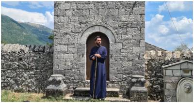 &Kappa;&iota;&beta;&omega;&tau;ό&sigmaf; &tau;&omicron;&upsilon; &Kappa;ό&sigma;&mu;&omicron;&upsilon;: &laquo;&Tau;&rho;ύ&pi;&alpha;&raquo; 2 &epsilon;&kappa;&alpha;&tau;. &epsilon;&upsilon;&rho;ώ, &pi;ό&rho;&iota;&sigma;&mu;&alpha;-&kappa;&alpha;&tau;&alpha;&pi;έ&lambda;&tau;&eta;&sigmaf; &tau;&eta;&sigmaf; &Omicron;&iota;&kappa;&omicron;&nu;&omicron;&mu;&iota;&kappa;ή&sigmaf; &Alpha;&sigma;&tau;&upsilon;&nu;&omicron;&mu;ί&alpha;&sigmaf; &gamma;&iota;&alpha; &tau;&omicron;&nu; &pi;&alpha;&tau;έ&rho;&alpha; &Alpha;&nu;&tau;ώ&nu;&iota;&omicron;