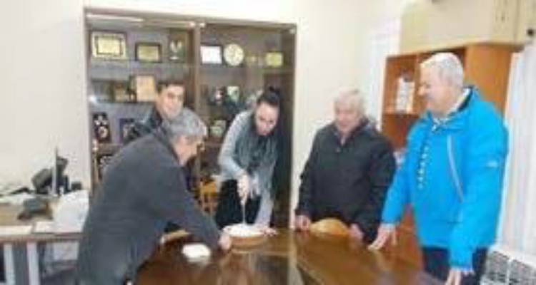 &Mu;&epsilon; &mu;&eta;&nu;ύ&mu;&alpha;&tau;&alpha; &kappa;&alpha;&iota; &alpha;&iota;&chi;&mu;έ&sigmaf; &eta; &kappa;&omicron;&pi;ή &pi;ί&tau;&alpha;&sigmaf; &tau;&eta;&sigmaf; &Delta;&eta;&mu;&omicron;&tau;&iota;&kappa;ή&sigmaf; &Kappa;&omicron;&iota;&nu;ό&tau;&eta;&tau;&alpha;&sigmaf; &Mu;ύ&rho;&iota;&nu;&alpha;&sigmaf; (photos)