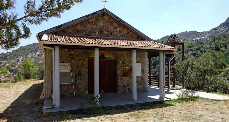 &Kappa;ύ&pi;&rho;&omicron;&sigmaf;: &Psi;&epsilon;&upsilon;&delta;&omicron;&theta;&alpha;ύ&mu;&alpha;&tau;&alpha;, &mu;&alpha;ύ&rho;&omicron; &chi;&rho;ή&mu;&alpha;, &sigma;&epsilon;&xi; &kappa;&alpha;&iota; &mu;&alpha;&phi;&iota;ό&zeta;&iota;&kappa;&epsilon;&sigmaf; &mu;έ&theta;&omicron;&delta;&omicron;&iota; &sigma;&tau;&eta; &Mu;&omicron;&nu;ή &Omicron;&sigma;ί&omicron;&upsilon; &Alpha;&beta;&beta;&alpha;&kappa;&omicron;ύ&mu;