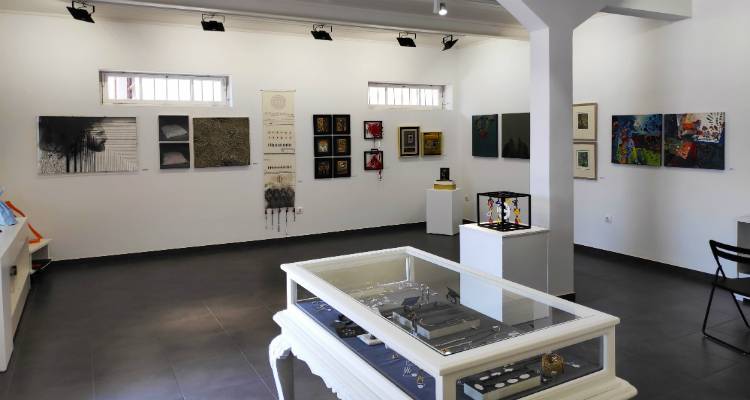 &Lambda;ή&mu;&nu;&omicron;&sigmaf;: &Omicron;&mu;&alpha;&delta;&iota;&kappa;ή έ&kappa;&theta;&epsilon;&sigma;&eta; &laquo;diodes-&delta;ί&omicron;&delta;&omicron;&sigmaf;&raquo; &sigma;&tau;&eta;&nu; Poseidon Art Gallery