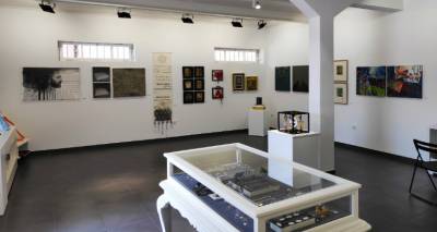 &Lambda;ή&mu;&nu;&omicron;&sigmaf;: &Omicron;&mu;&alpha;&delta;&iota;&kappa;ή έ&kappa;&theta;&epsilon;&sigma;&eta; &laquo;diodes-&delta;ί&omicron;&delta;&omicron;&sigmaf;&raquo; &sigma;&tau;&eta;&nu; Poseidon Art Gallery