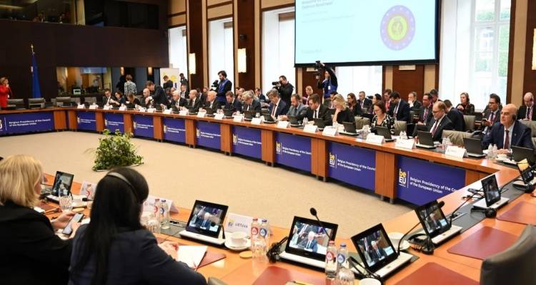 &Epsilon;&Epsilon;: &Delta;&epsilon;&kappa;&tau;ή &eta; &pi;&rho;ό&tau;&alpha;&sigma;&eta; &Delta;έ&nu;&delta;&iota;&alpha; &gamma;&iota;&alpha; &tau;&omicron; &sigma;&tau;&rho;&alpha;&tau;&eta;&gamma;&epsilon;ί&omicron; &Lambda;ά&rho;&iota;&sigma;&alpha;&sigmaf; -&laquo;&Alpha;&sigma;&pi;ί&delta;&epsilon;&sigmaf; &alpha;&pi;ό &tau;&alpha; &alpha;&rho;&chi;&alpha;ί&alpha; &epsilon;&lambda;&lambda;&eta;&nu;&iota;&kappa;ά&raquo; &eta; &epsilon;&pi;&iota;&chi;&epsilon;ί&rho;&eta;&sigma;&eta; &sigma;&tau;&eta;&nu; &Epsilon;&rho;&upsilon;&theta;&rho;ά