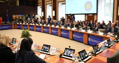 &Epsilon;&Epsilon;: &Delta;&epsilon;&kappa;&tau;ή &eta; &pi;&rho;ό&tau;&alpha;&sigma;&eta; &Delta;έ&nu;&delta;&iota;&alpha; &gamma;&iota;&alpha; &tau;&omicron; &sigma;&tau;&rho;&alpha;&tau;&eta;&gamma;&epsilon;ί&omicron; &Lambda;ά&rho;&iota;&sigma;&alpha;&sigmaf; -&laquo;&Alpha;&sigma;&pi;ί&delta;&epsilon;&sigmaf; &alpha;&pi;ό &tau;&alpha; &alpha;&rho;&chi;&alpha;ί&alpha; &epsilon;&lambda;&lambda;&eta;&nu;&iota;&kappa;ά&raquo; &eta; &epsilon;&pi;&iota;&chi;&epsilon;ί&rho;&eta;&sigma;&eta; &sigma;&tau;&eta;&nu; &Epsilon;&rho;&upsilon;&theta;&rho;ά