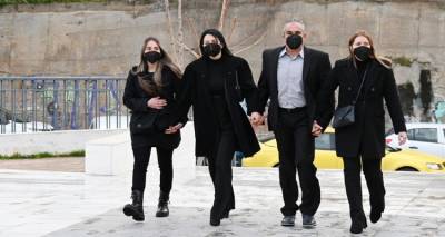 &Epsilon;&iota;&kappa;ό&nu;&alpha;-&mu;ή&nu;&upsilon;&mu;&alpha; &gamma;&iota;&alpha; &tau;&omicron; &epsilon;&lambda;&lambda;&eta;&nu;&iota;&kappa;ό MeToo: &Mu;&iota;&alpha; &gamma;&rho;&omicron;&theta;&iota;ά &eta; &omicron;&iota;&kappa;&omicron;&gamma;έ&nu;&epsilon;&iota;&alpha; &tau;&omicron;&upsilon; &theta;ύ&mu;&alpha;&tau;&omicron;&sigmaf; &sigma;&tau;&omicron; &delta;&iota;&kappa;&alpha;&sigma;&tau;ή&rho;&iota;&omicron;