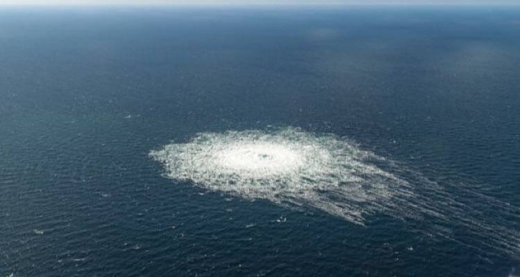 &Phi;&upsilon;&sigma;&iota;&kappa;ό &alpha;έ&rho;&iota;&omicron;: &Gamma;&iota;&alpha; &delta;&omicron;&lambda;&iota;&omicron;&phi;&theta;&omicron;&rho;ά &laquo;&phi;&omega;&nu;ά&zeta;&omicron;&upsilon;&nu; &Delta;&alpha;&nu;&omicron;ί, &Gamma;&epsilon;&rho;&mu;&alpha;&nu;&omicron;ί &kappa;&alpha;&iota; &Pi;&omicron;&lambda;&omega;&nu;&omicron;ί &ndash; &Tau;&omicron; &Kappa;&rho;&epsilon;&mu;&lambda;ί&nu;&omicron; &delta;&epsilon;&nu; &tau;&omicron; &alpha;&rho;&nu;&epsilon;ί&tau;&alpha;&iota;, &alpha;&lambda;&lambda;ά &alpha;&pi;ό &pi;&omicron;&iota;&omicron;&nu;;