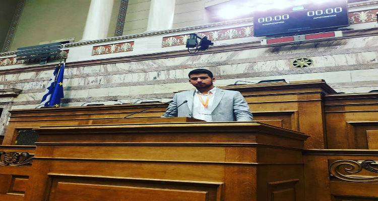 Ά&gamma;&iota;&omicron;&sigmaf; &Epsilon;&upsilon;&sigma;&tau;&rho;ά&tau;&iota;&omicron;&sigmaf;: &Omicron; &mu;&alpha;&theta;&eta;&tau;ή&sigmaf; &Chi;&alpha;&rho;ά&lambda;&alpha;&mu;&pi;&omicron;&sigmaf; &Pi;&alpha;ύ&lambda;&omicron;&upsilon; &sigma;&tau;&eta; &Beta;&omicron;&upsilon;&lambda;ή &tau;&omega;&nu; &Epsilon;&phi;ή&beta;&omega;&nu; (photos)