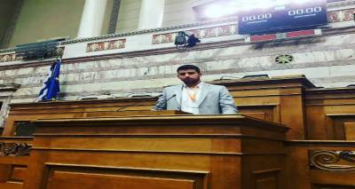 Ά&gamma;&iota;&omicron;&sigmaf; &Epsilon;&upsilon;&sigma;&tau;&rho;ά&tau;&iota;&omicron;&sigmaf;: &Omicron; &mu;&alpha;&theta;&eta;&tau;ή&sigmaf; &Chi;&alpha;&rho;ά&lambda;&alpha;&mu;&pi;&omicron;&sigmaf; &Pi;&alpha;ύ&lambda;&omicron;&upsilon; &sigma;&tau;&eta; &Beta;&omicron;&upsilon;&lambda;ή &tau;&omega;&nu; &Epsilon;&phi;ή&beta;&omega;&nu; (photos)