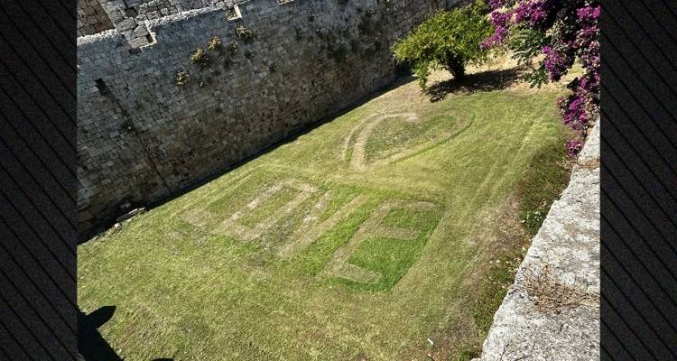 &Omicron; &epsilon;&rho;&omega;&tau;&epsilon;&upsilon;&mu;έ&nu;&omicron;&sigmaf; &Rho;&omicron;&delta;ί&tau;&eta;&sigmaf; &xi;&alpha;&nu;&alpha;&chi;&tau;ύ&pi;&eta;&sigma;&epsilon;: &Chi;ά&rho;&alpha;&xi;&epsilon; &tau;&eta; &lambda;έ&xi;&eta; &laquo;LOVE&raquo; &sigma;&tau;&omicron;&nu; &chi;&lambda;&omicron;&omicron;&tau;ά&pi;&eta;&tau;&alpha; &tau;&eta;&sigmaf; &Mu;&epsilon;&sigma;&alpha;&iota;&omega;&nu;&iota;&kappa;ή&sigmaf; &Pi;ό&lambda;&eta;&sigmaf;