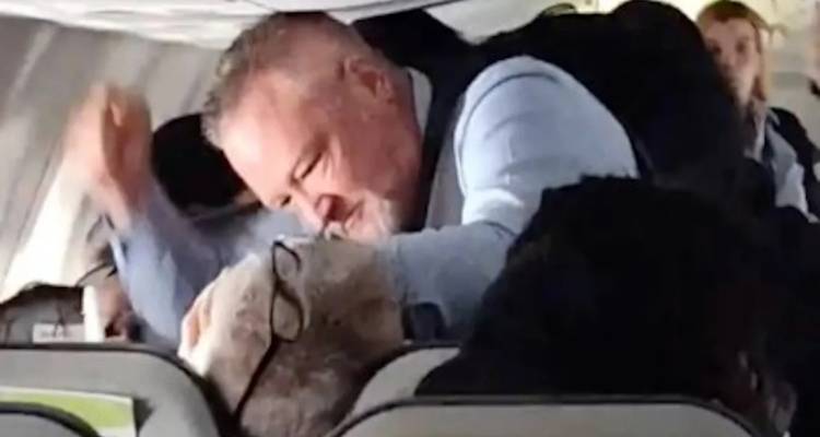 Βίντεο-σοκ από πτήση της Alaska Airlines: Αεροσυνοδός γρονθοκόπησε άνδρα που επιτέθηκε σε επιβάτιδα