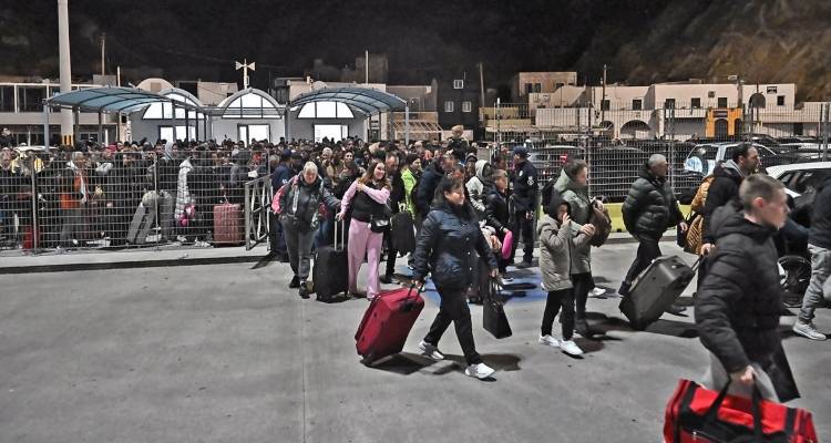 &Mu;&alpha;&zeta;&iota;&kappa;ή &phi;&upsilon;&gamma;ή &alpha;&pi;ό &tau;&eta; &Sigma;&alpha;&nu;&tau;&omicron;&rho;ί&nu;&eta;: &Lambda;&alpha;&omicron;&theta;ά&lambda;&alpha;&sigma;&sigma;&alpha; &tau;&eta; &nu;ύ&chi;&tau;&alpha; &sigma;&tau;&omicron; &lambda;&iota;&mu;ά&nu;&iota;, &phi;&omicron;&beta;ί&zeta;&omicron;&upsilon;&nu; &tau;&omicron;&nu; &kappa;ό&sigma;&mu;&omicron; &omicron;&iota; &alpha;&sigma;&tau;&alpha;&mu;ά&tau;&eta;&tau;&omicron;&iota; &sigma;&epsilon;&iota;&sigma;&mu;&omicron;ί [&epsilon;&iota;&kappa;ό&nu;&epsilon;&sigmaf;]