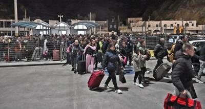 &Mu;&alpha;&zeta;&iota;&kappa;ή &phi;&upsilon;&gamma;ή &alpha;&pi;ό &tau;&eta; &Sigma;&alpha;&nu;&tau;&omicron;&rho;ί&nu;&eta;: &Lambda;&alpha;&omicron;&theta;ά&lambda;&alpha;&sigma;&sigma;&alpha; &tau;&eta; &nu;ύ&chi;&tau;&alpha; &sigma;&tau;&omicron; &lambda;&iota;&mu;ά&nu;&iota;, &phi;&omicron;&beta;ί&zeta;&omicron;&upsilon;&nu; &tau;&omicron;&nu; &kappa;ό&sigma;&mu;&omicron; &omicron;&iota; &alpha;&sigma;&tau;&alpha;&mu;ά&tau;&eta;&tau;&omicron;&iota; &sigma;&epsilon;&iota;&sigma;&mu;&omicron;ί [&epsilon;&iota;&kappa;ό&nu;&epsilon;&sigmaf;]
