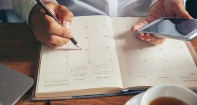 Αυτές είναι οι αργίες του 2022: Πότε πέφτει το Πάσχα | Πόσα τριήμερα έρχονται